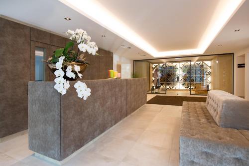 a lobby with a reception desk with a vase of flowers at Minglers Sportalm - Das Gourmet- und Genießerhotel in Kirchberg in Tirol