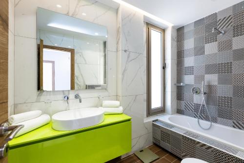 Koupelna v ubytování Paris Villa, infinite coastal views, By ThinkVilla