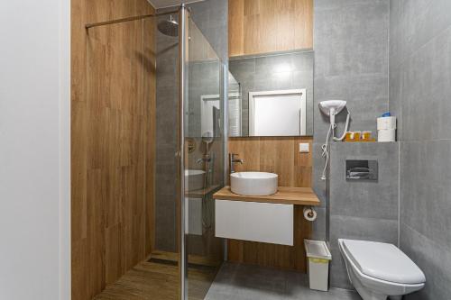 ein Bad mit einem WC und einem Waschbecken in der Unterkunft Apartament OdraTower (wroc4night) in Breslau