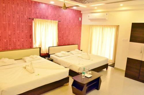 Una cama o camas en una habitación de Hotel Ambai Grand