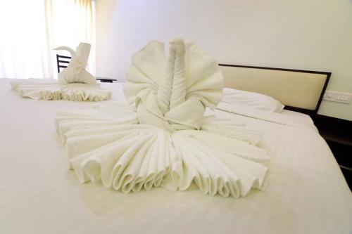 Una cama o camas en una habitación de Hotel Ambai Grand
