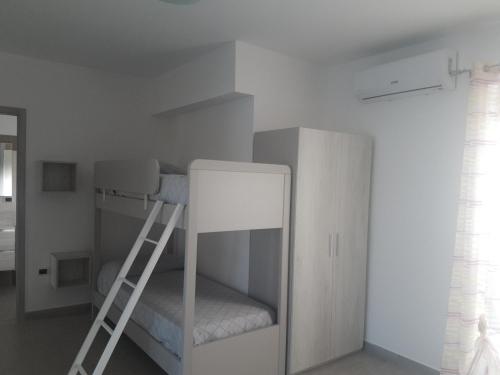 Katil dua tingkat atau katil-katil dua tingkat dalam bilik di Alba de Mar B&B