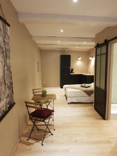 a room with a bed and a table and a bed at OPERAPPART in Toulon