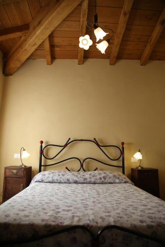 a bedroom with a bed and two lamps and a ceiling at A Cà Du Barbijun in Pieve di Teco