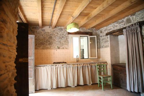 cocina con fregadero y silla en una habitación en A Cà Du Barbijun, en Pieve di Teco