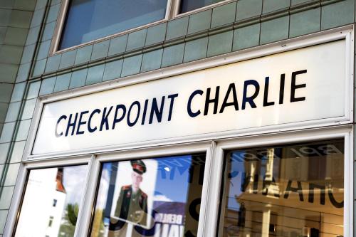 Certifikát, hodnocení, plakát nebo jiný dokument vystavený v ubytování Wilde Aparthotels Berlin, Checkpoint Charlie