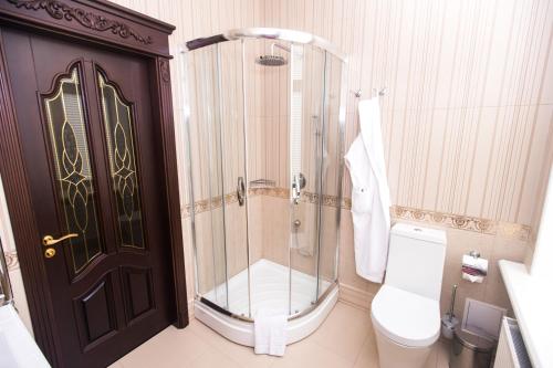 A bathroom at Готель Петрівський