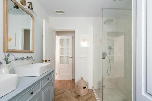 une salle de bain avec un lavabo et une douche en verre dans l'établissement UNIQUE HOMES LAS SETAS, PLAZA DE SAN PEDRO 6 Pax, à Séville