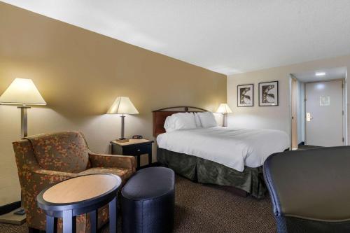 A bed or beds in a room at Quality Inn Tyler - Lindale