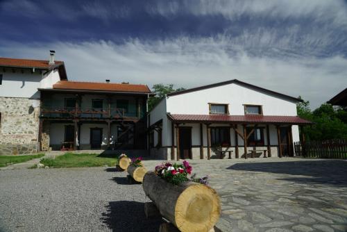 una casa con un montón de troncos delante de ella en Къща за гости Мелницата en Elhovo