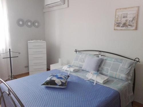 Un dormitorio con una cama azul y una bandeja. en A Casa Mia, en Cascina