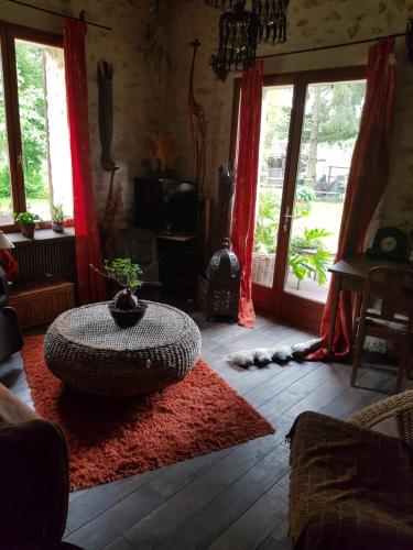 a living room with a large tire sitting on a red rug at En pleine nature in Bonneuil-en-Valois