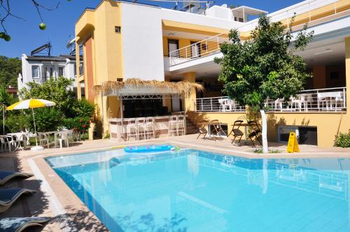 Bazén v ubytování Tuncer Garden Hotel nebo v jeho okolí