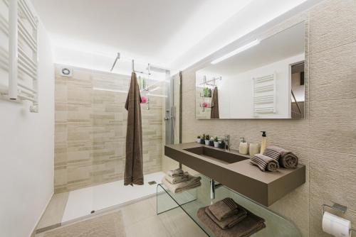 a bathroom with a sink and a shower at Diletta Casa Vacanze in Lecce
