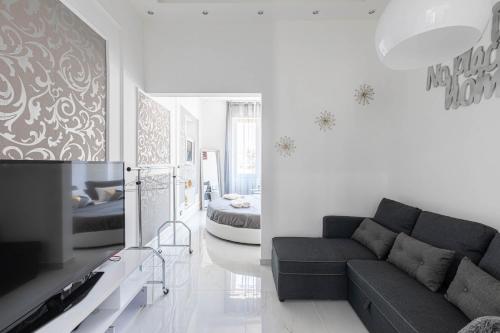 a living room with a couch and a bed at Sea Elegance in Oliveri