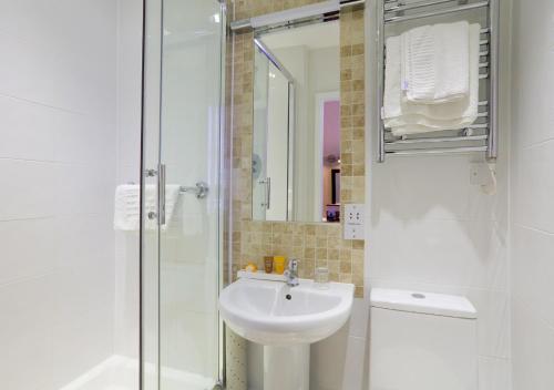 A bathroom at Chester Station Hotel, Sure Hotel Collection by Best Western 