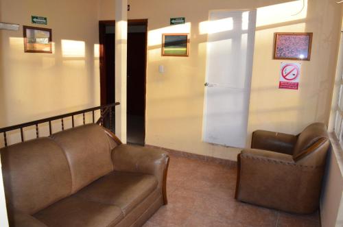 Hotel Del Centro tesisinde bir oturma alanı