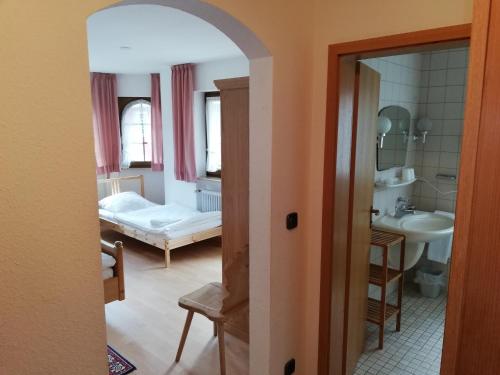 Een badkamer bij Gästehaus Rössle