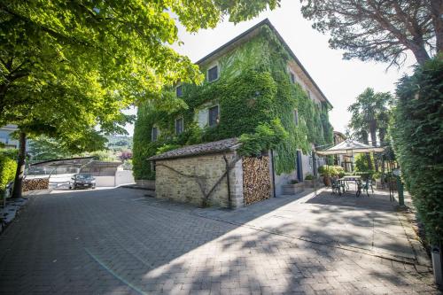 a building with ivy on it on a street at Relais Oroscopo in Sansepolcro