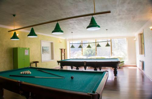 sala de estar con mesa de billar y luces en Vosku Ashxarh Hotel, en Tsaghkadzor