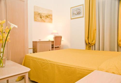 a hotel room with a bed and a desk at Luna e stelle in Sangineto