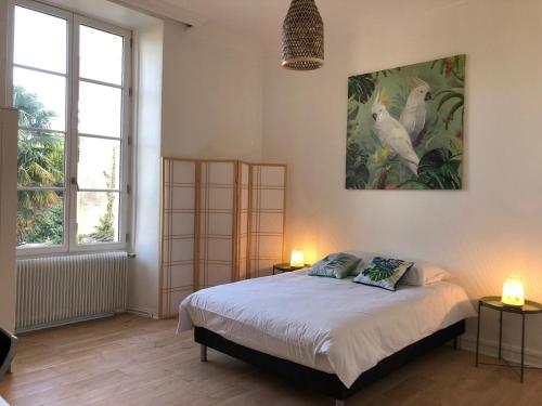 1 dormitorio con 1 cama y una pintura en la pared en Villa Donna jacuzzi jardin billard centre la Brèche, en Niort