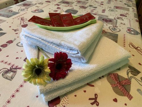 a pile of towels with a plate on top at La Cabala de Ibeas in Ibeas de Juarros