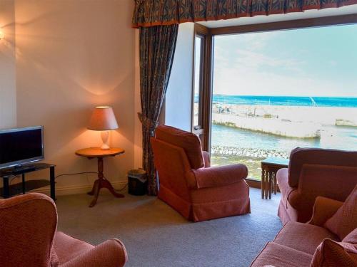 A seating area at Harbour Heights 