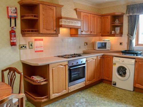 A kitchen or kitchenette at Seal'S Bay 
