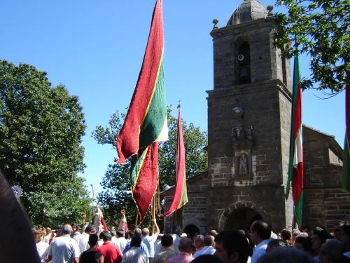 a crowd of people standing in front of a church at DÚPLEX SANABRIA in El Puente