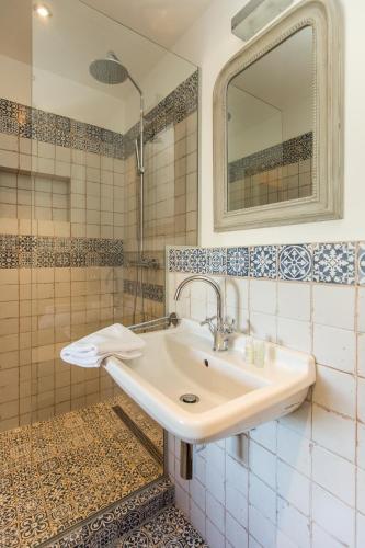 a bathroom with a sink and a mirror at Gutshaus Lexow in Lexow