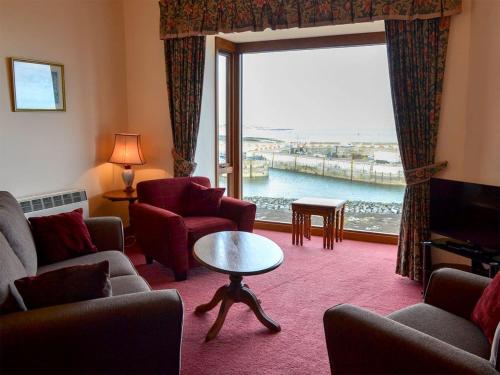 A seating area at Seal'S Bay 