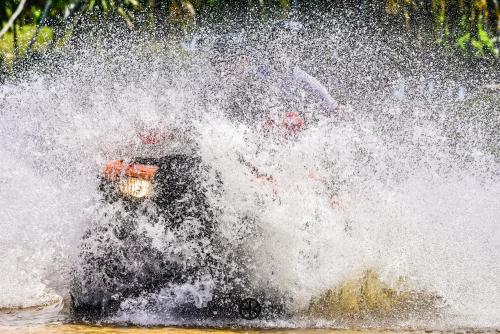a boat is splashing in the water at Pousada Costa Prestige in Touros