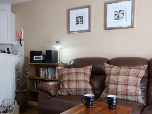 A seating area at Garden Apartment 