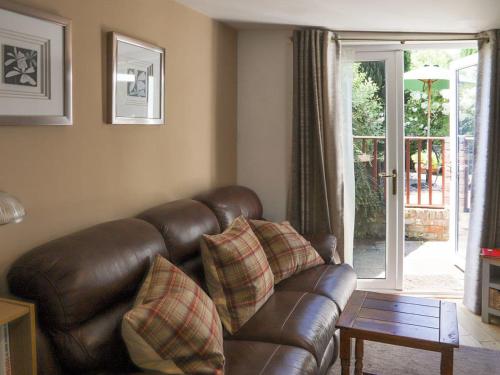 A seating area at Garden Apartment 