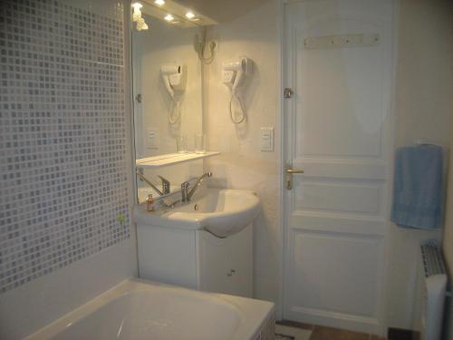 貝爾熱拉克的住宿－金心情聖度假屋，白色的浴室设有水槽和淋浴。