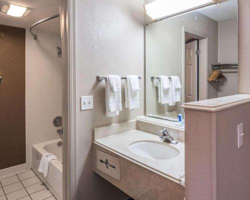 Ett badrum på Economy Inn & Suites