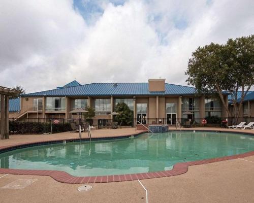 a large swimming pool in front of a building at Economy Inn & Suites in Shreveport