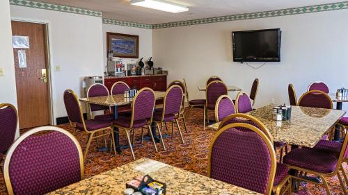Μια τηλεόραση ή/και κέντρο ψυχαγωγίας στο FairBridge Inn Express Dillon