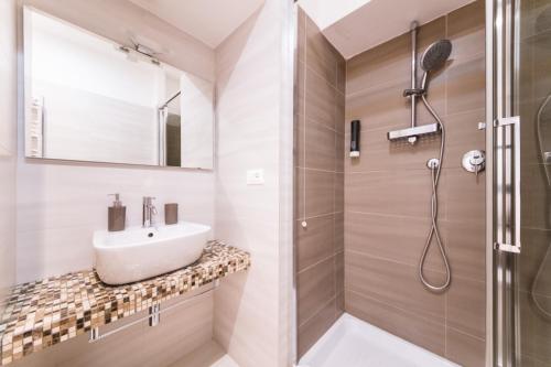 y baño con lavabo y ducha. en Residenza Alexander Guest House en Roma