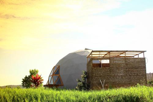 a dome house in a field of grass at Serrania del Viento in Barichara