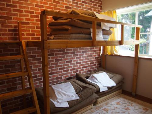 Kumamoto Guesthouse Minami Aso Little Asia tesisinde bir ranza yatağı veya ranza yatakları