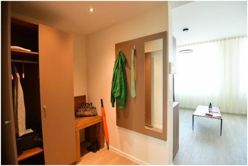 Zimmer mit einem Flur mit einem Spiegel und einer Tür in der Unterkunft Motel Plus Schönefeld in Schönefeld