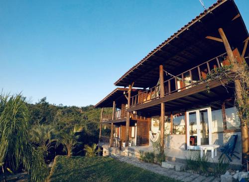 Casa con porche y balcón en Casa Fluila, en Praia do Rosa