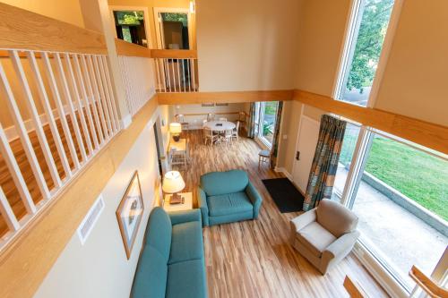 an overhead view of the living room of a house at Kentucky Dam Village State Resort Park in Gilbertsville