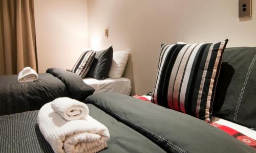 Un pat sau paturi într-o cameră la Distinction Wanaka Alpine Resort