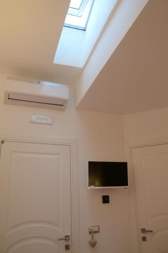 a skylight in a room with a door and a ceiling at Cuore di Vieste in Vieste