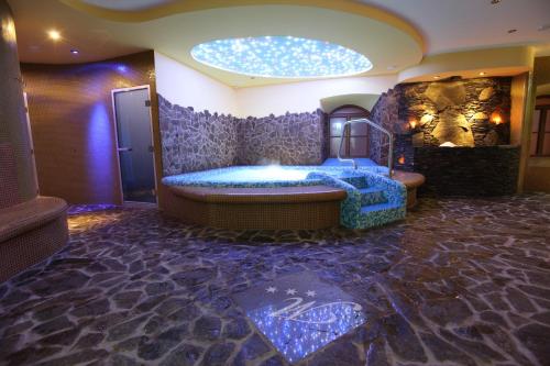 um quarto com uma cama grande num quarto com pedras em Hotel Majolika em Modra