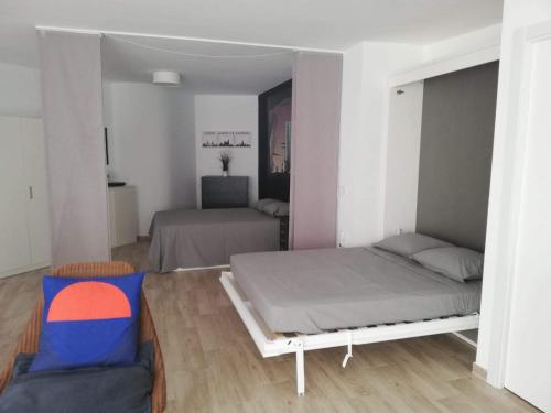 ein Schlafzimmer mit 2 Betten und einem Stuhl darin in der Unterkunft MARAVILLOSO LOFT TORREMOLINOS CENTRO in Torremolinos