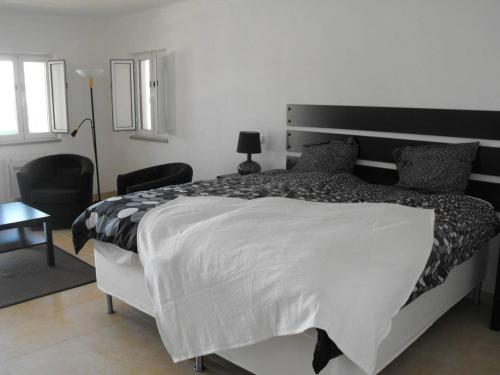 Giường trong phòng chung tại Monte das Matas